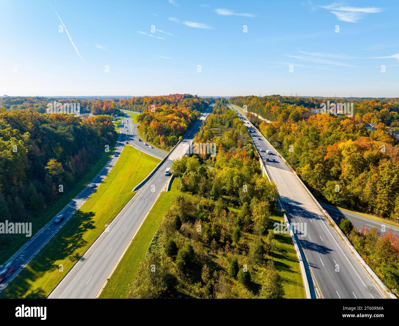 Foto aerea con drone Baltimore Washington Parkway con colorate foglie autunnali Foto Stock