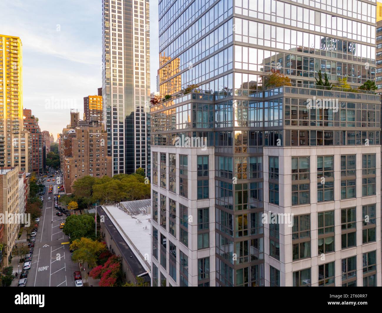 New York, NY, USA - 26 ottobre 2023: Foto aerea 200 West End Avenue un complesso condominiale di lusso a New York City Foto Stock