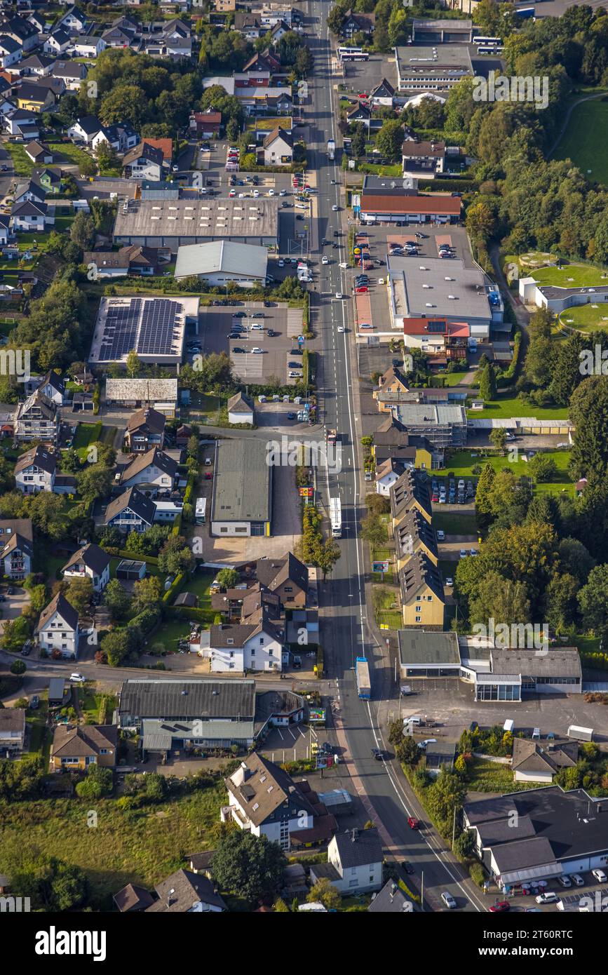 Vista aerea, vista di Hagener Straße Bundesstraße B517, centro commerciale con supermercati Aldi Nord, REWE, Lidl e Getränke Hoffmann, Krombach, Kreuzt Foto Stock