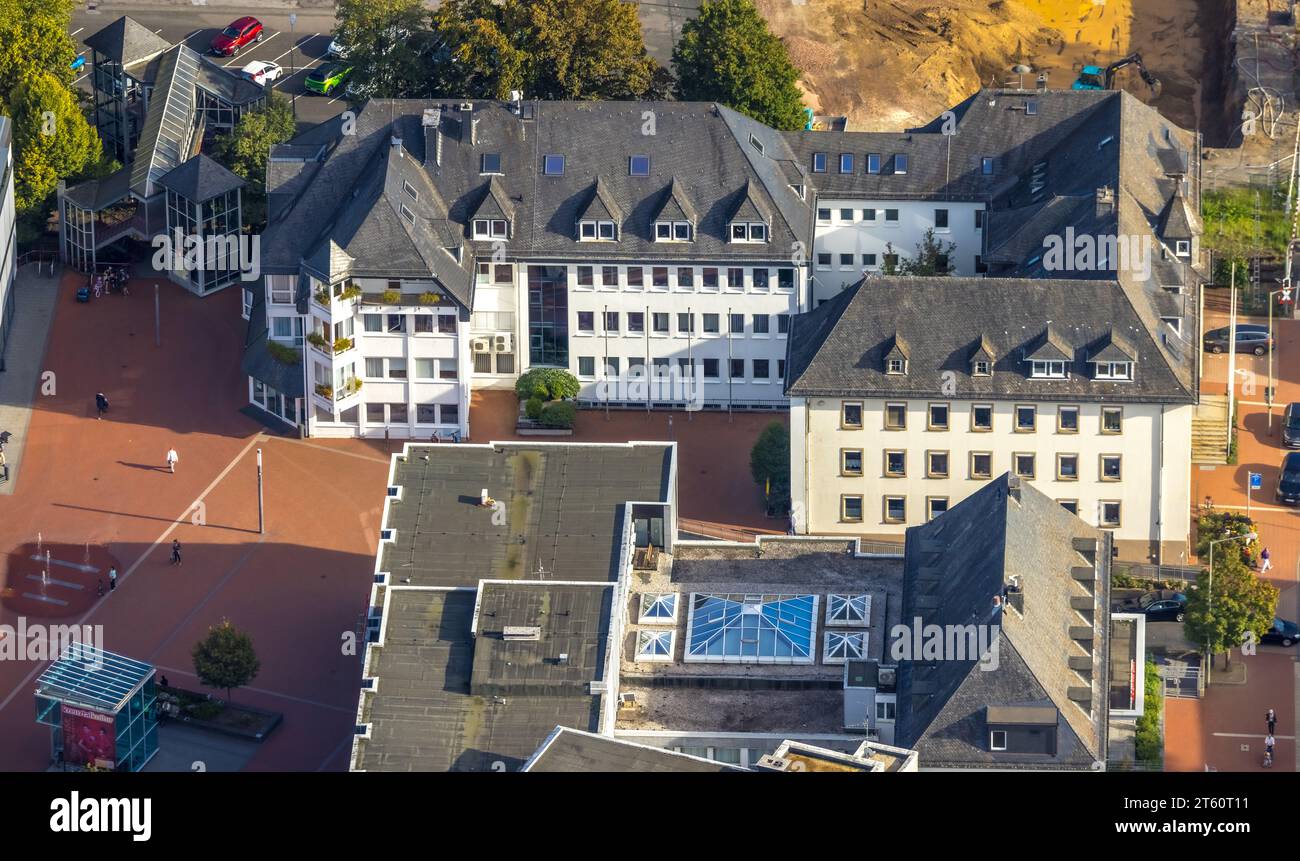 Veduta aerea, municipio, amministrazione comunale e zona pedonale, Kreuztal, Siegerland, Renania settentrionale-Vestfalia, Germania, foto aerea, municipio, città Foto Stock