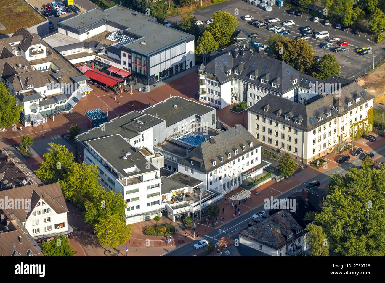 Vista aerea, municipio, amministrazione cittadina, piazza del mercato Roter Platz e via dello shopping con zona pedonale, Kreuztal, Siegerland, Renania settentrionale-Wes Foto Stock