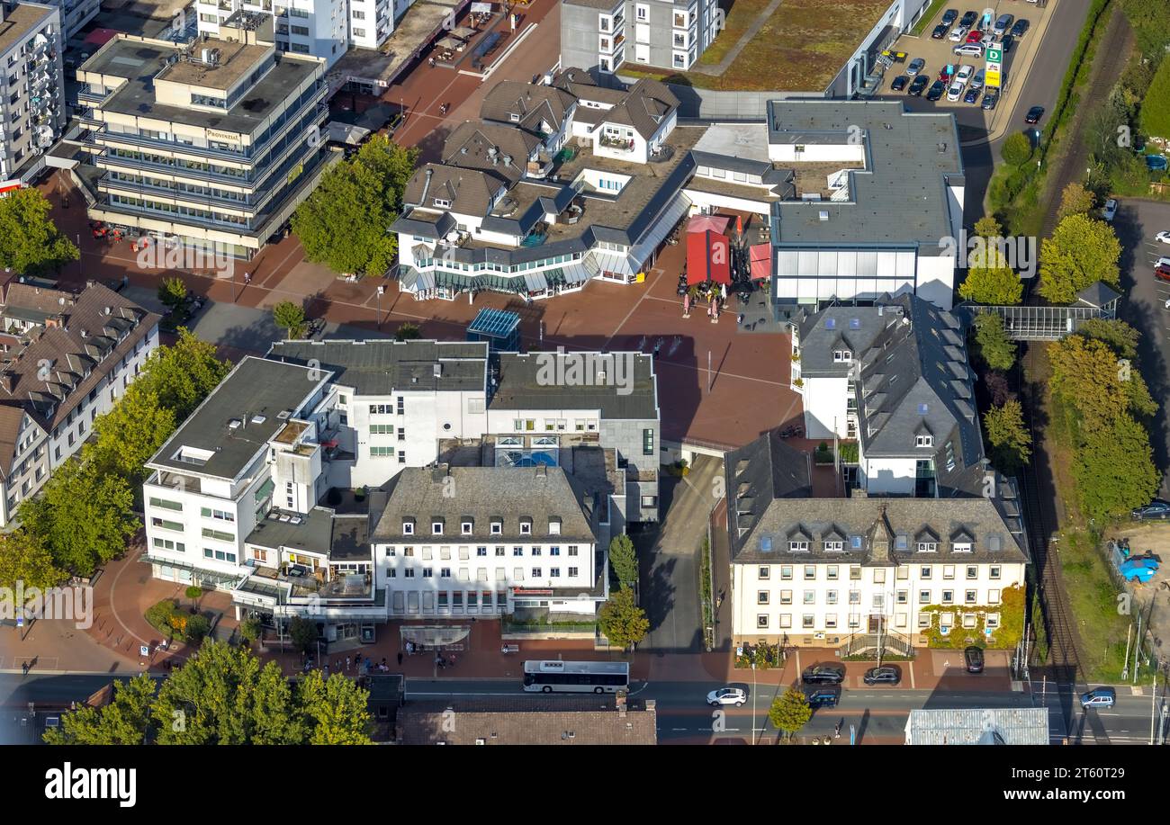 Vista aerea, municipio, amministrazione cittadina, piazza del mercato Roter Platz e via dello shopping con zona pedonale, Kreuztal, Siegerland, Renania settentrionale-Wes Foto Stock