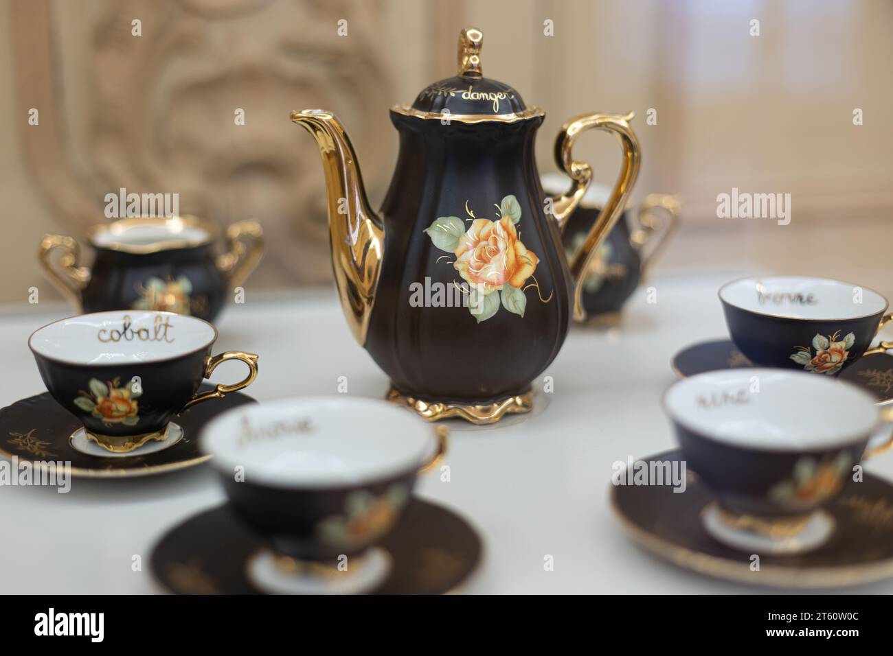 Set da tè in porcellana nero e oro esposto al Museo di Agen, Francia Foto Stock