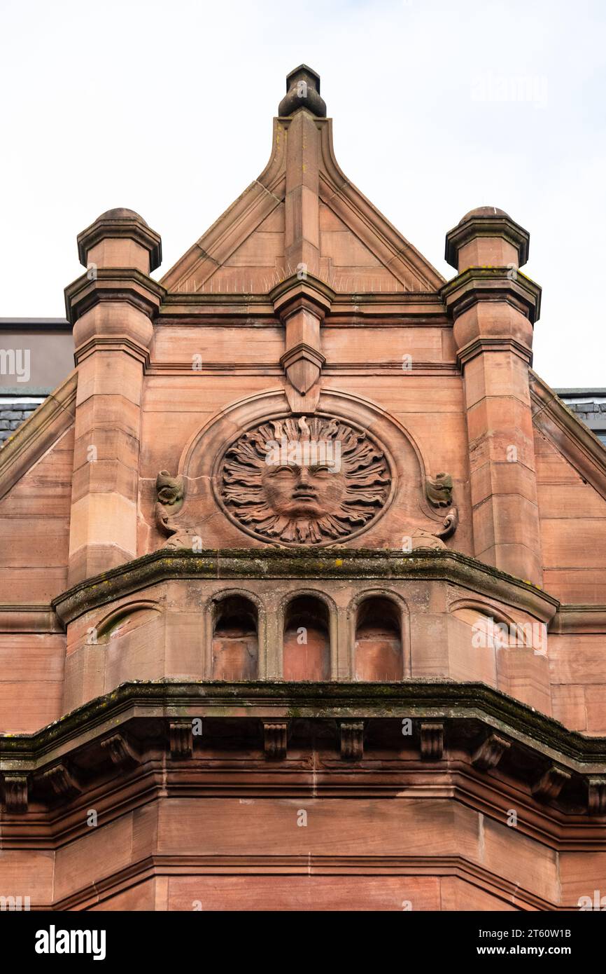Motivo del sole massonico con volto simbolo massonico - Ex Tempio massonico, Glasgow, Scozia, Regno Unito Foto Stock