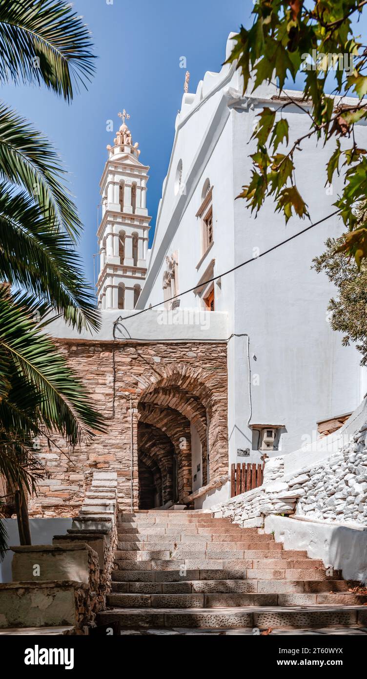 La chiesa cattolica dedicata all'Annunciazione di Theotokos, con il campanile in marmo a cinque piani a Kardiani, Tinos, Isole Cicladi, Grecia. Foto Stock