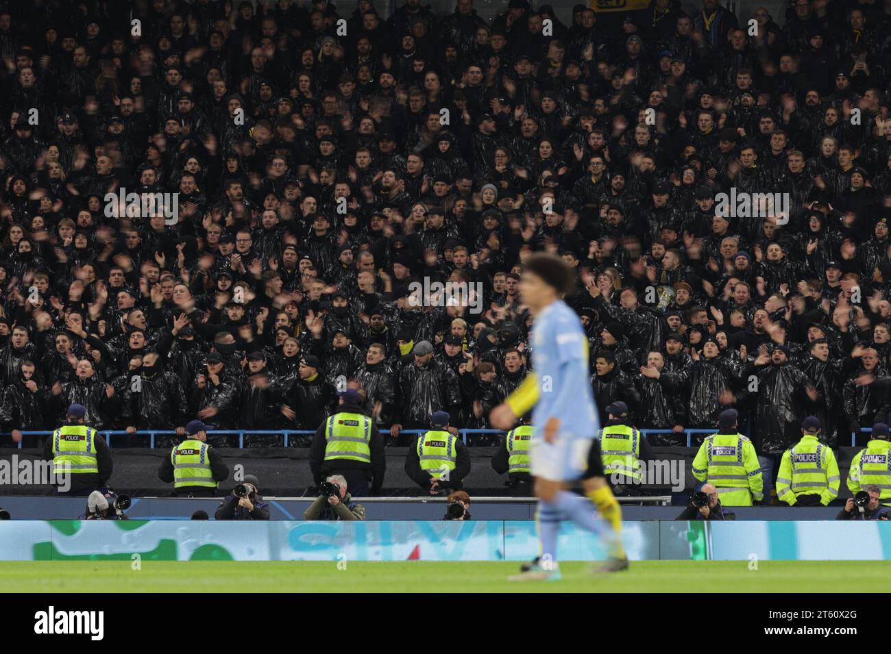 I tifosi degli Young Boys durante la partita di UEFA Champions League Group G tra Manchester City e BSC Young Boys all'Etihad Stadium di Manchester martedì 7 novembre 2023. (Foto: Pat Scaasi | mi News) crediti: MI News & Sport /Alamy Live News Foto Stock