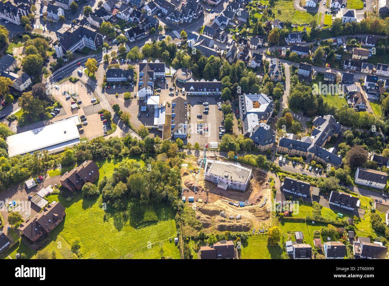 Vista aerea, Alloheim Senioren-Residenz Im Unteren Marktfeld, cantiere con nuovo edificio residenziale, centro commerciale Gerberpark, Hilchenbach Foto Stock
