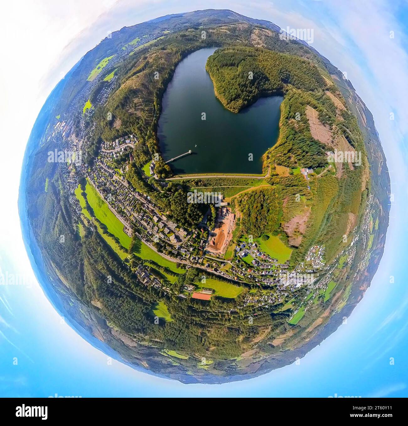 Vista aerea, diga di Breitenbach con muro di diga, globo terrestre, immagine fisheye, immagine a 360 gradi, mondo minuscolo, Allenbach, Hilchenbach, Sauerland, North Rhine-W. Foto Stock