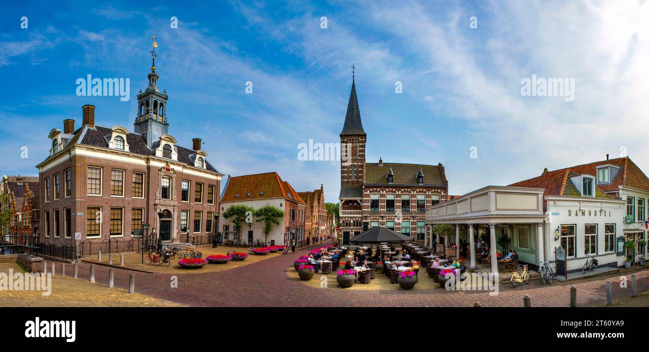 Edams Museum, Old Town Hall, in piazza Dam, con il Dam Hotel, Edam, Paesi Bassi Foto Stock