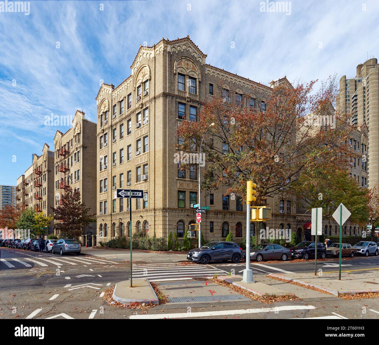 Il 3235 Grand Concourse è un basso edificio residenziale nel Jerome Park, nel Bronx, noto per i suoi dettagli in terracotta policroma. Foto Stock