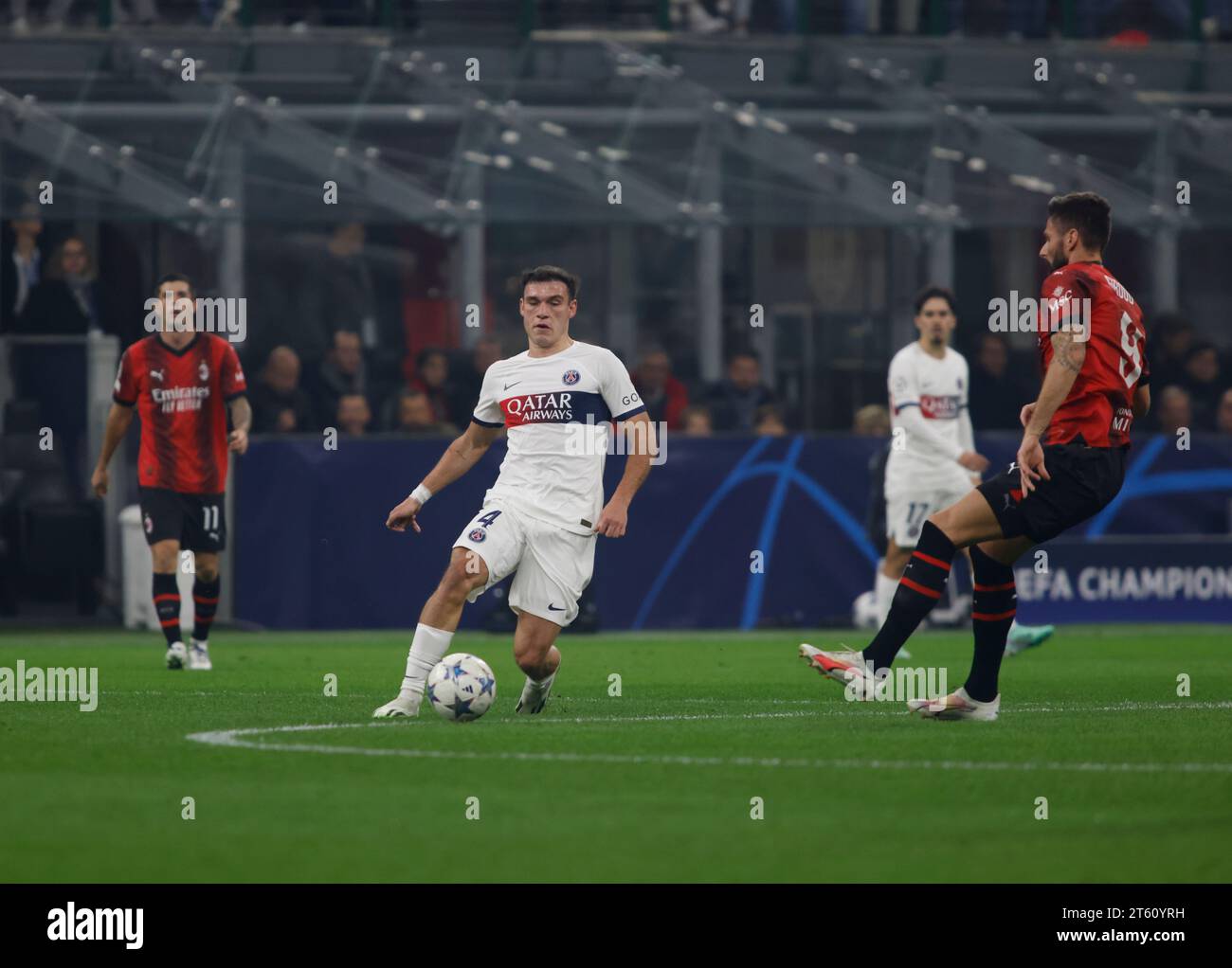 Durante la UEFA Champions League, gruppo F, partita di calcio tra l'AC Milan e il FC Paris Saint Germain il 7 novembre 2023 allo Stadio Giuseppe Meazza, San Siro, Milano, Italia. Crediti: Nderim Kaceli/Alamy Live News Foto Stock