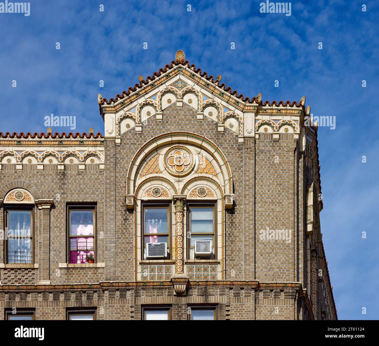 Il 3235 Grand Concourse è un basso edificio residenziale nel Jerome Park, nel Bronx, noto per i suoi dettagli in terracotta policroma. Foto Stock