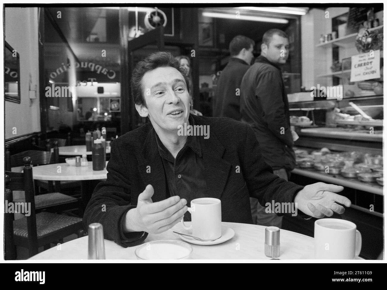 PAUL WHITEHOUSE, COMICO, GIOVANE, LONDRA, 1996: Intervista ritratto del comico e attore Paul Whitehouse in un piccolo caffè a nord di Londra, Inghilterra, Regno Unito durante le riprese di Fast Show nel novembre 1996. Questo è stato un anno di grande svolta per questa moderna leggenda della commedia britannica. Foto: Rob Watkins Foto Stock