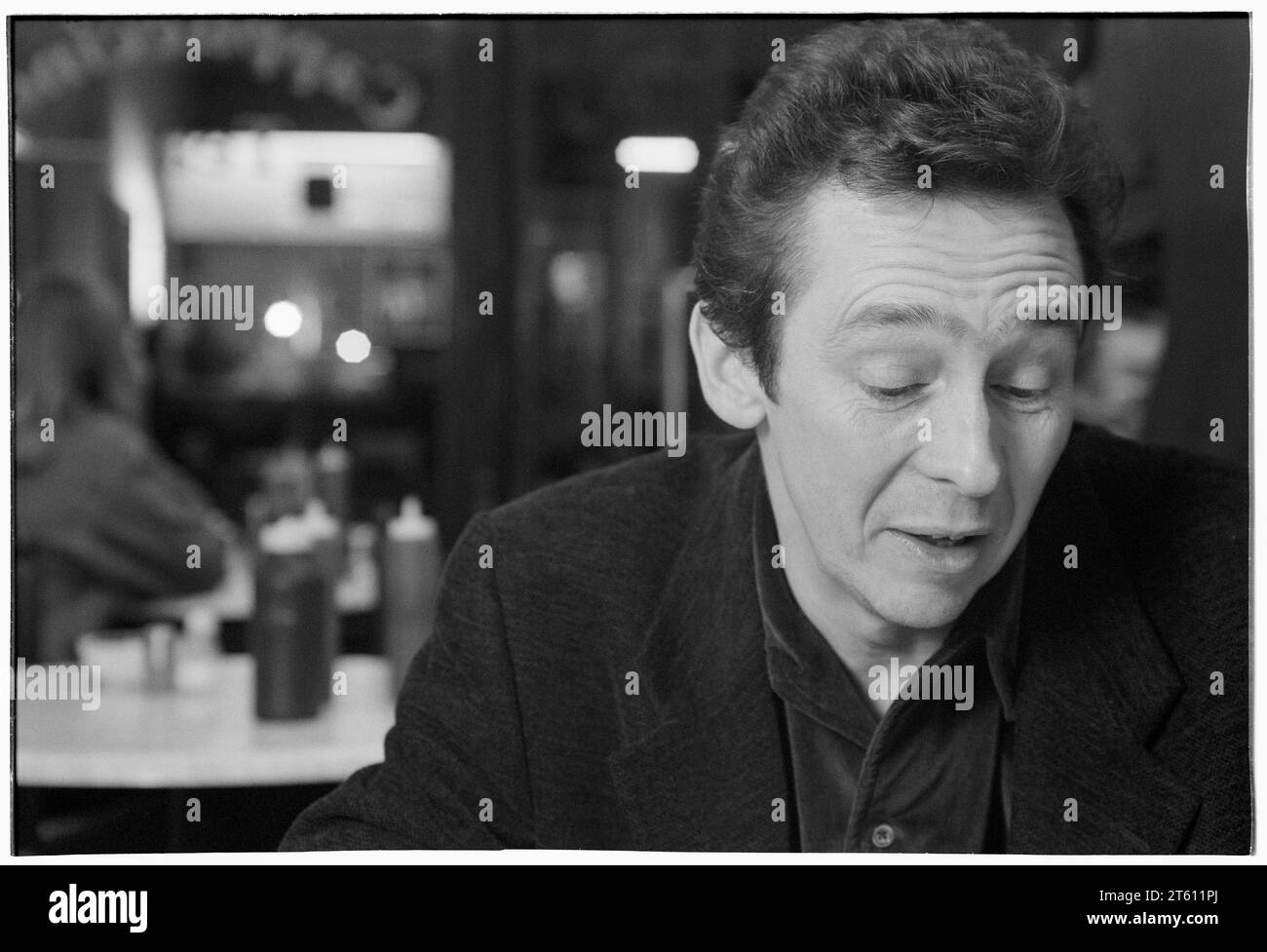 PAUL WHITEHOUSE, COMICO, GIOVANE, LONDRA, 1996: Intervista ritratto del comico e attore Paul Whitehouse in un piccolo caffè a nord di Londra, Inghilterra, Regno Unito durante le riprese di Fast Show nel novembre 1996. Questo è stato un anno di grande svolta per questa moderna leggenda della commedia britannica. Foto: Rob Watkins Foto Stock