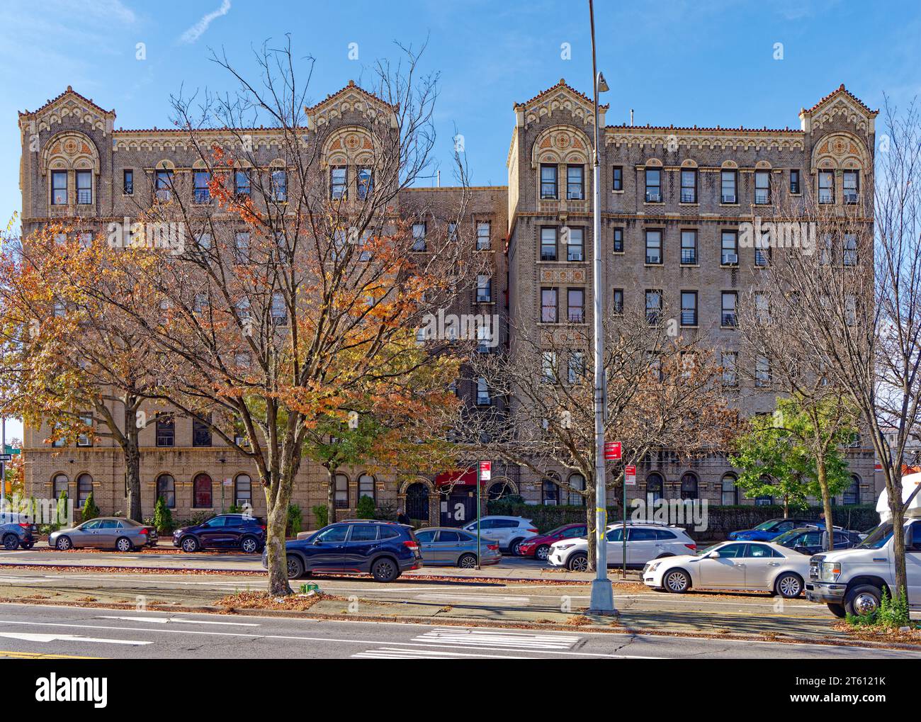 Il 3235 Grand Concourse è un basso edificio residenziale nel Jerome Park, nel Bronx, noto per i suoi dettagli in terracotta policroma. Foto Stock