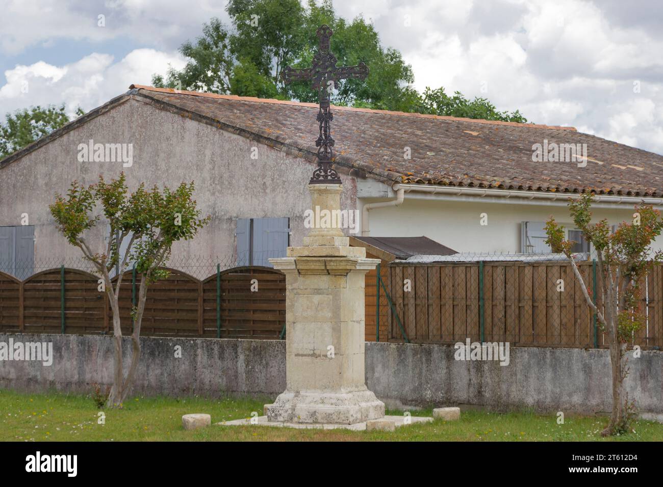 Croce in ferro battuto ornata nei vigneti di Bordeaux sul lato della strada Foto Stock