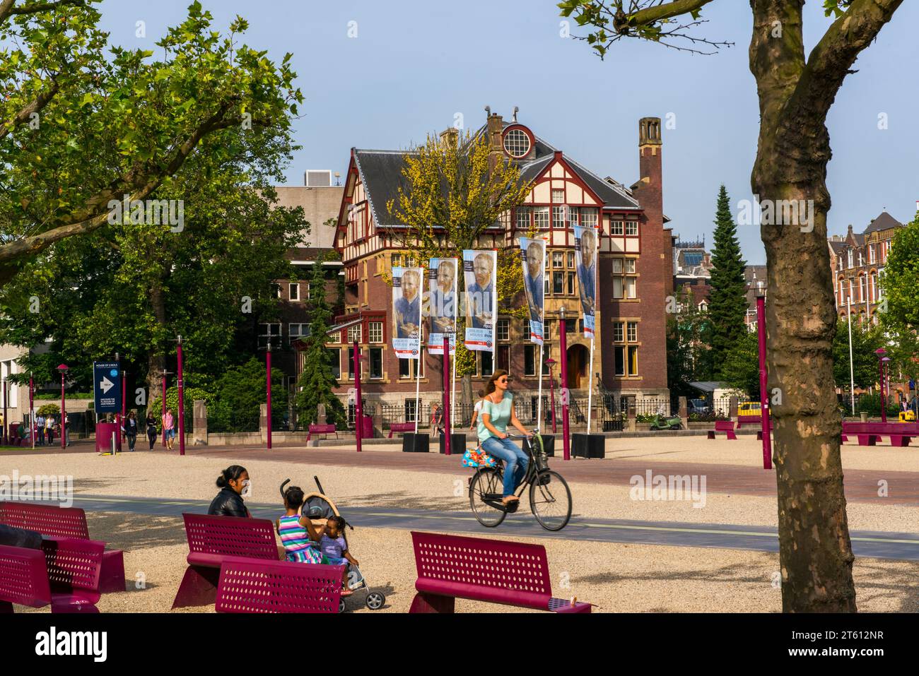 Un ciclista nella Piazza dei Musei, Amsterdam, Paesi Bassi Foto Stock