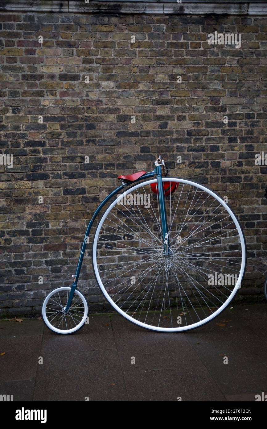 Penny Farthing biciclette ordinarie Concours Marlborough Road St James's Londra a Brighton Veteran Car Run Foto Stock