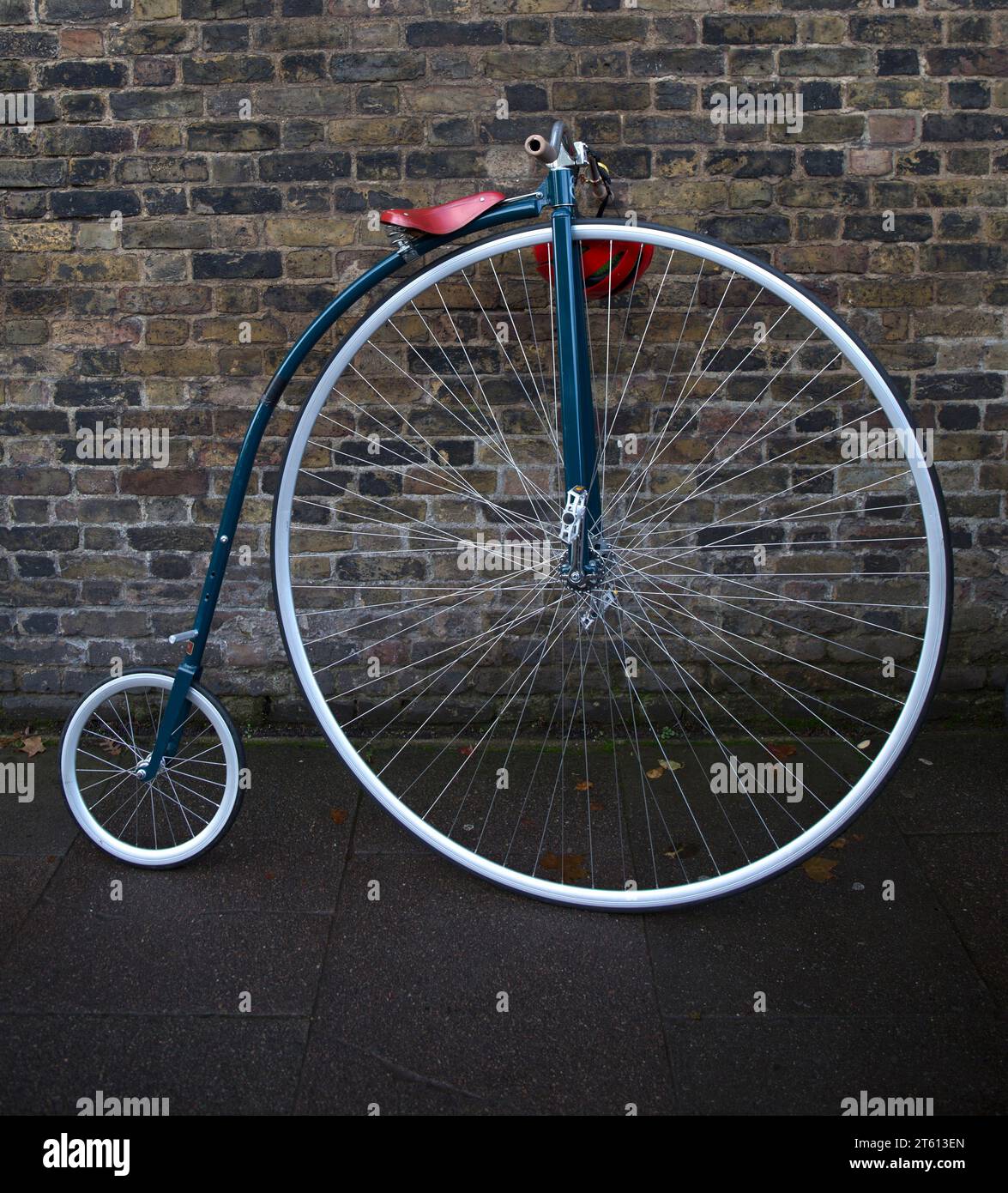 Penny Farthing biciclette ordinarie Concours Marlborough Road St James's Londra a Brighton Veteran Car Run Foto Stock