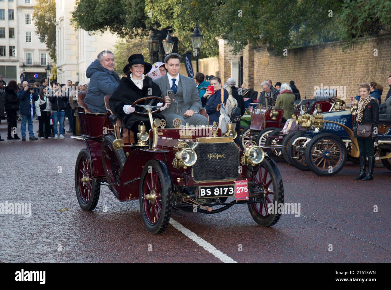 Il partecipante 275 ha vinto il premio Young driver Award nella Peugeot London 1904 a Brighton Veteran Car Run Concours Marlborough Road St James's London Foto Stock