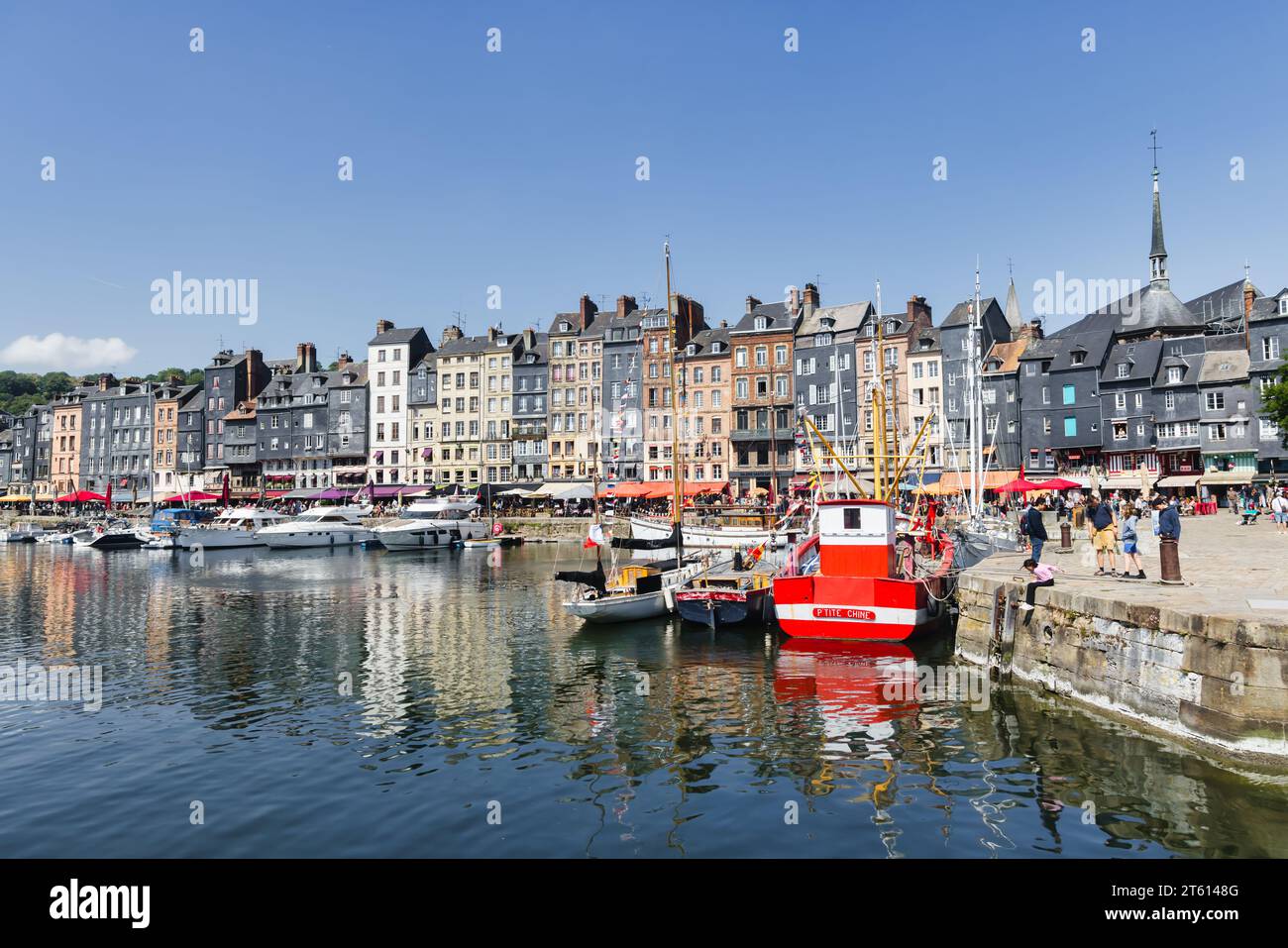 Honfleur, Francia - 3 giugno 2023: Porto di Honfleur con persone non identificate nel dipartimento di Calvados, Normandia. Honfleur è conosciuta per il suo vecchio porto, char Foto Stock