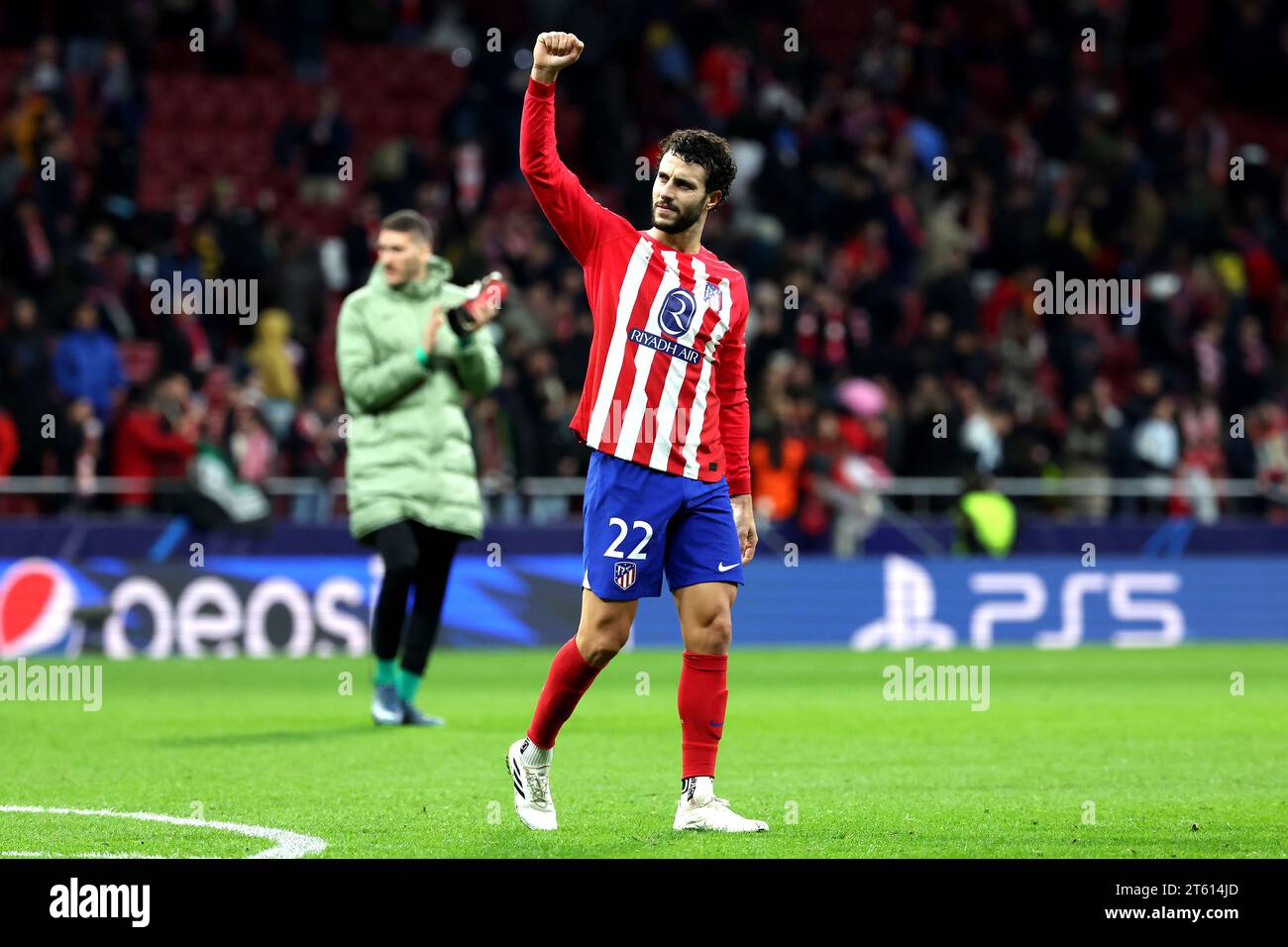 Mario Hermoso dell'Atletico Madrid applaude i tifosi dopo il fischio finale nella partita del gruppo e di UEFA Champions League all'Estadio Metropolitano di Madrid. Data immagine: Martedì 7 novembre 2023. Foto Stock