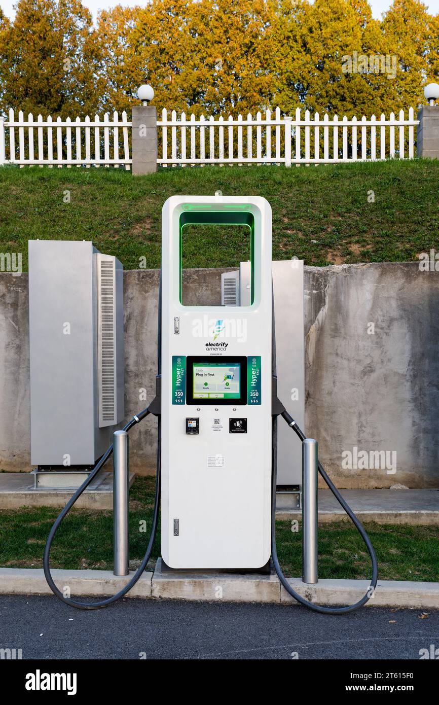 Bedford, PA - 27 settembre 2023: Le stazioni di ricarica elettrify America forniscono il 100% di energia rinnovabile tramite certificati di energia rinnovabile. Questo canale Hyper Fast Foto Stock