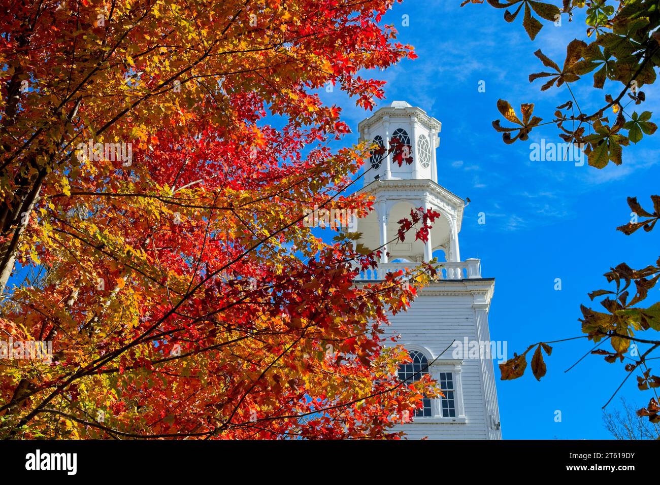 1806 Old First Congregational Church Campanile a Bennington, Vermont, sotto il cielo blu, colori autunnali brillanti Foto Stock