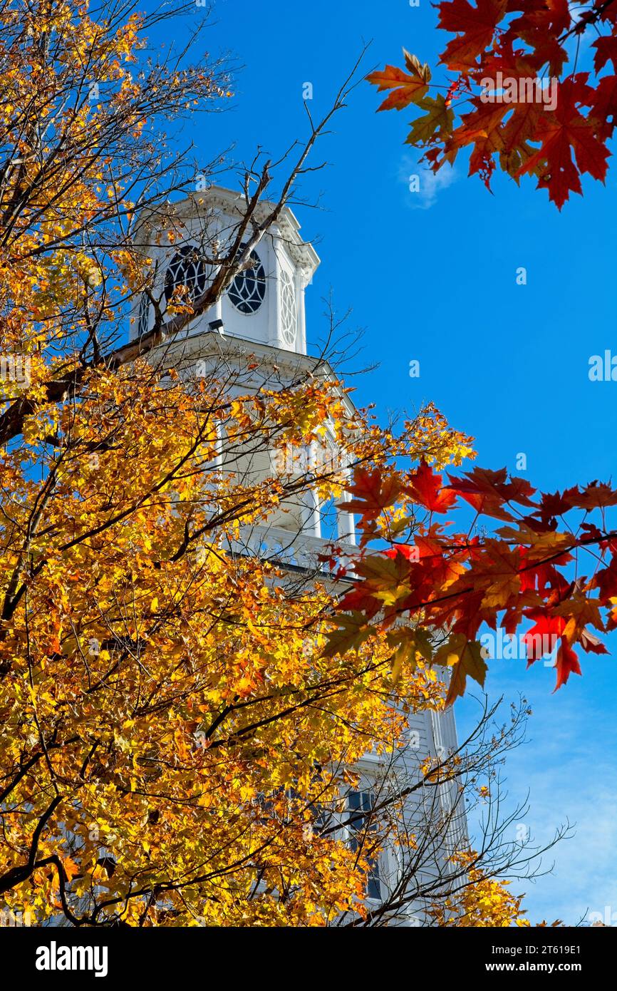 1806 Old First Congregational Church Campanile a Bennington, Vermont, sotto il cielo blu, colori autunnali brillanti Foto Stock