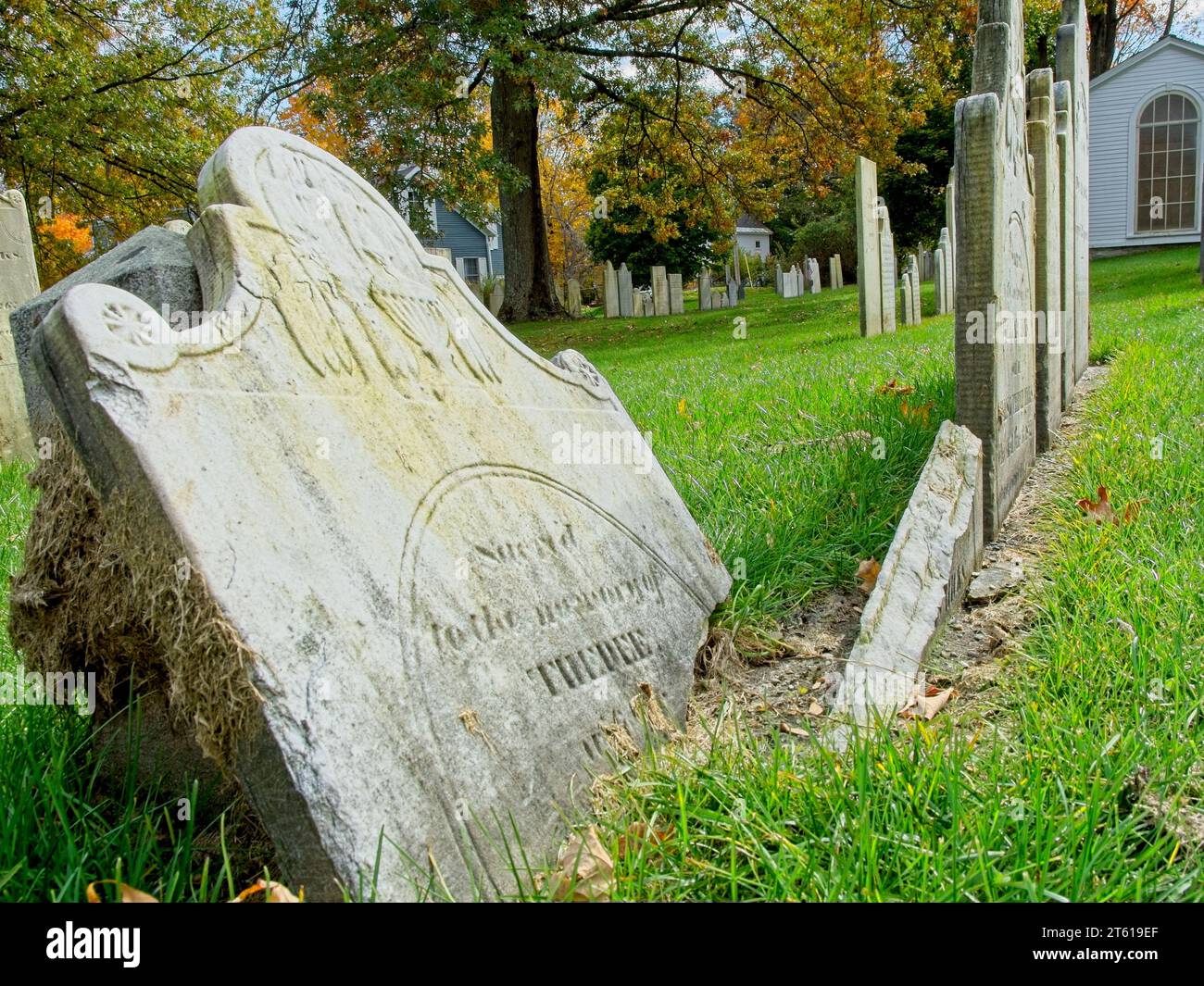 Primo piano della lapide rotta al 1806 Old First Congregational Church Cemetery a Bennington, Vermont Foto Stock