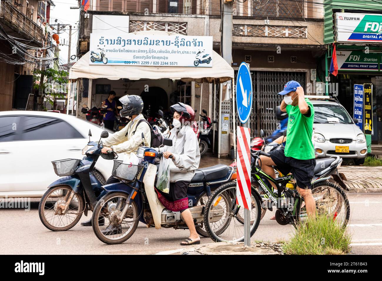 Moto e bicicletta, strada del centro città, Vientiane, Laos, Sud-Est asiatico, Asia Foto Stock