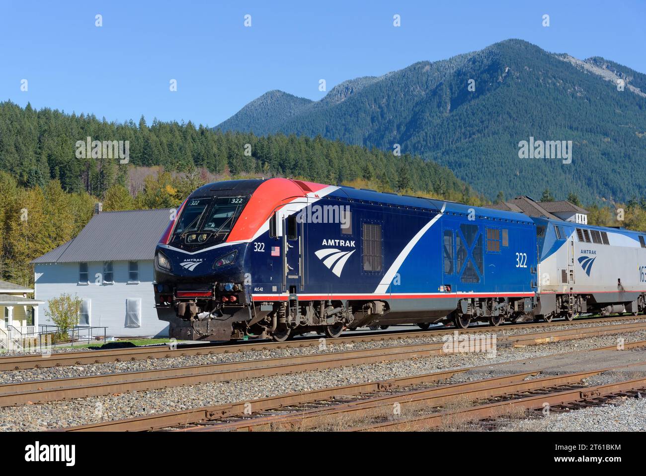 Skykomish, WA, USA - 28 ottobre 2023; Amtrak ALC-42 Charger conduce il treno dei costruttori Empire oltre le montagne della catena delle Cascate nello stato di Washington Foto Stock