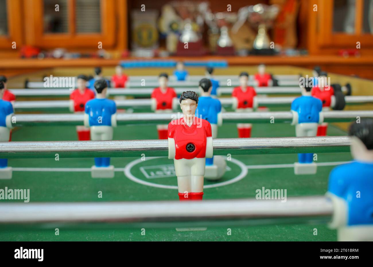 la partita di calcio balilla tra le squadre blu e rossa si svolgerà Foto Stock