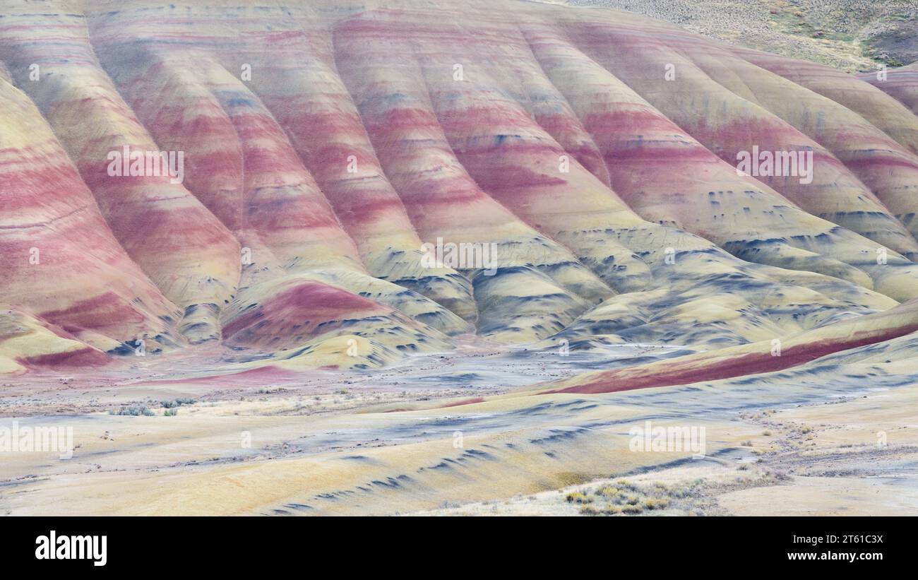 Colorata collina naturale nel John Day Fossil Beds Painted Hills Unit National Monument nell'Oregon centrale, con colline ondulate colorate Foto Stock