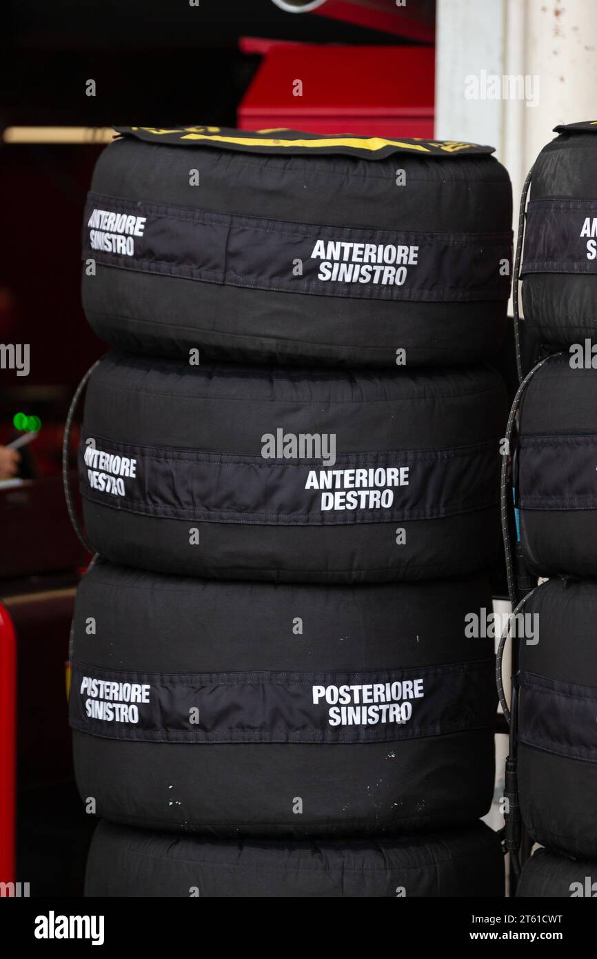 GOMME coperte di coperte sulla SCUDERIA FERRARI in garage nell'ambito del Gran Premio di F1 di San Paolo 2023 all'autodromo Jose Carlos Pace di Novembe Foto Stock