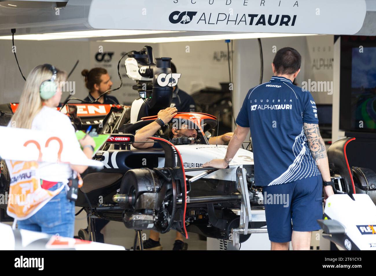 MECCANICI che lavorano alla SCUDERIA ALPHATAURI in garage come parte del Gran Premio di F1 di San Paolo 2023 all'autodromo Jose Carlos Pace lo 0 novembre Foto Stock