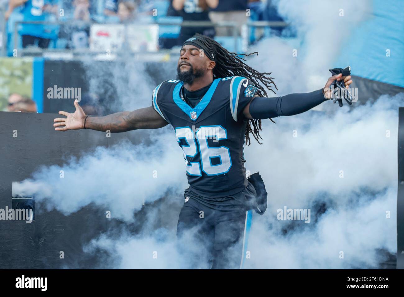Charlotte, NC, USA: Il cornerback dei Carolina Panthers Donte Jackson (26) entra nel campo di gioco mentre i giocatori vengono annunciati durante una partita NFL contro i Foto Stock
