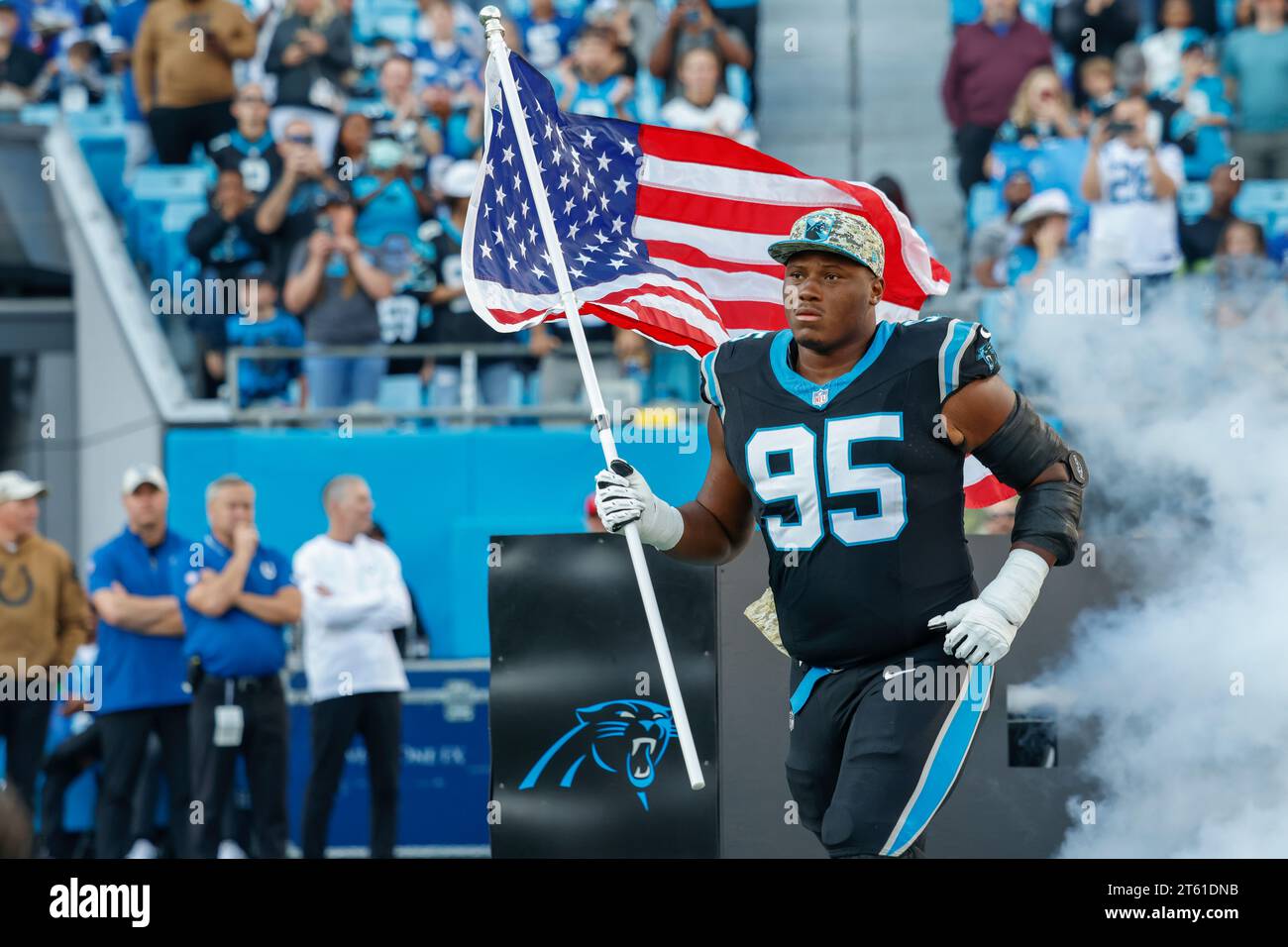 Charlotte, NC, USA: Il defensive tackle dei Carolina Panthers Derrick Brown (95) entra nel campo di gioco mentre i giocatori vengono annunciati durante una partita della NFL Foto Stock