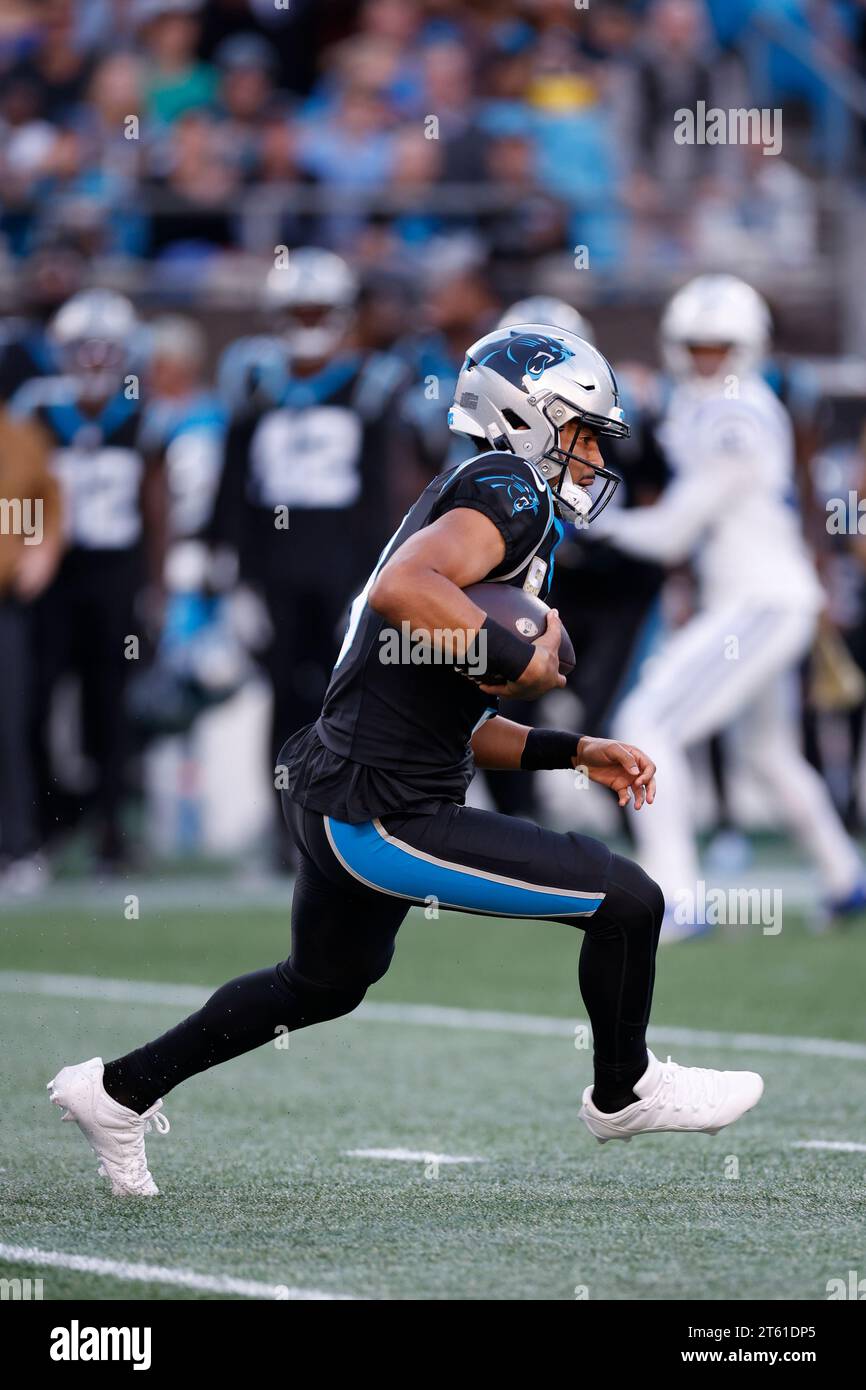 Charlotte, NC, USA: Il running back dei Carolina Panthers Miles Sanders (6) corre con la palla durante una partita della NFL contro gli Indianapolis Colts alla Bank of A Foto Stock