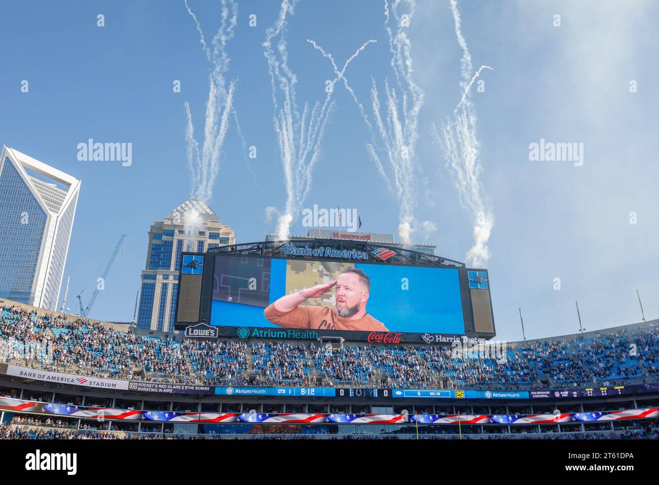 Charlotte, NC, USA: Un'immagine generale di un fan del Jumbotron saluta durante il canto dell'inno nazionale prima di una partita della NFL alla Bank of Americ Foto Stock