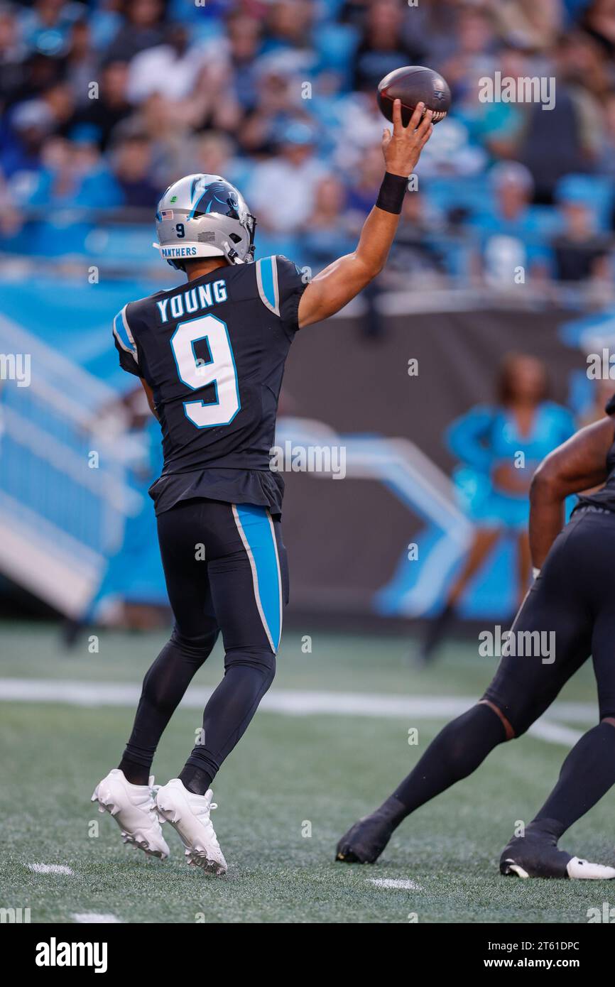 Charlotte, NC, USA: Il quarterback dei Carolina Panthers Bryce Young (9) passa il pallone durante una partita della NFL contro gli Indianapolis Colts alla Bank of America Foto Stock