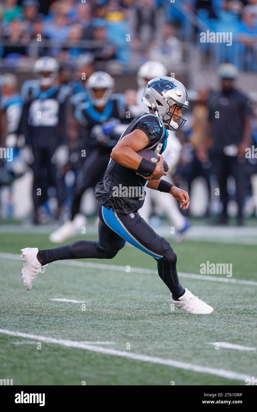 Charlotte, NC, USA: Il running back dei Carolina Panthers Miles Sanders (6) corre con la palla durante una partita della NFL contro gli Indianapolis Colts alla Bank of A Foto Stock