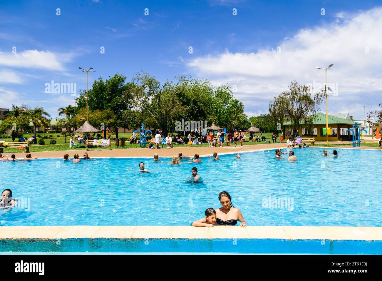 FEDERACION, ENTRE RIOS, ARGENTINA - 5 NOVEMBRE 2023: Vista di una delle tante piscine termali del complesso. La gente che fa il bagno nel caldo Foto Stock