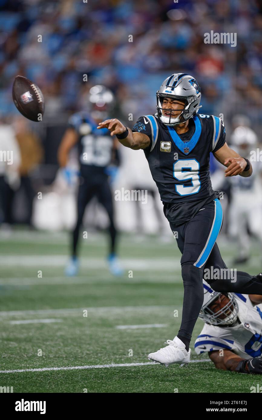 Charlotte, NC, USA: Il quarterback dei Carolina Panthers Bryce Young (9) passa il pallone prima di essere placcato durante una gara della NFL contro gli Indianapolis col Foto Stock