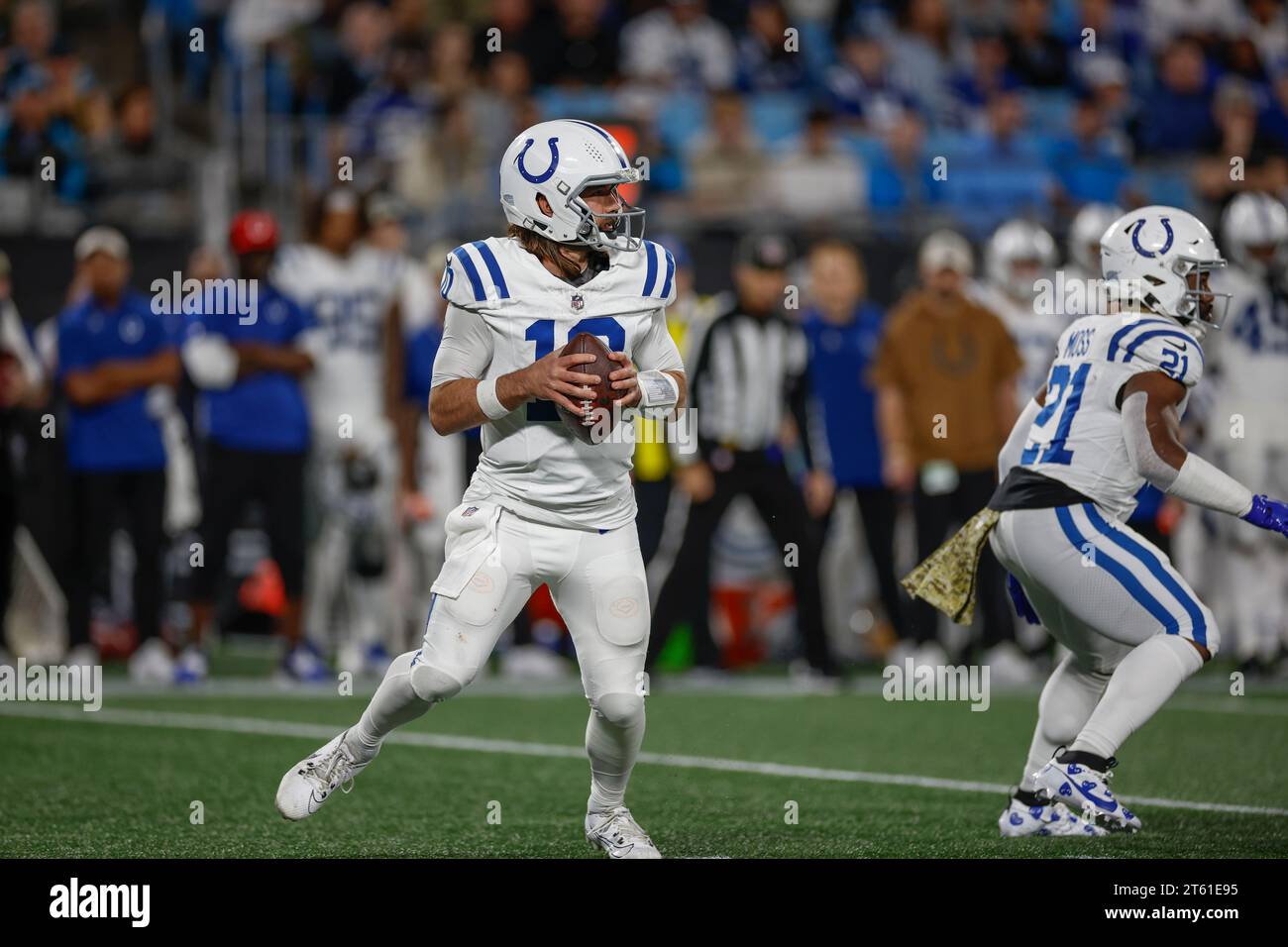 Charlotte, NC, USA: Il quarterback degli Indianapolis Colts Gardner Minshew (10) torna a passare durante una partita NFL contro i Carolina Panthers alla Bank of Foto Stock