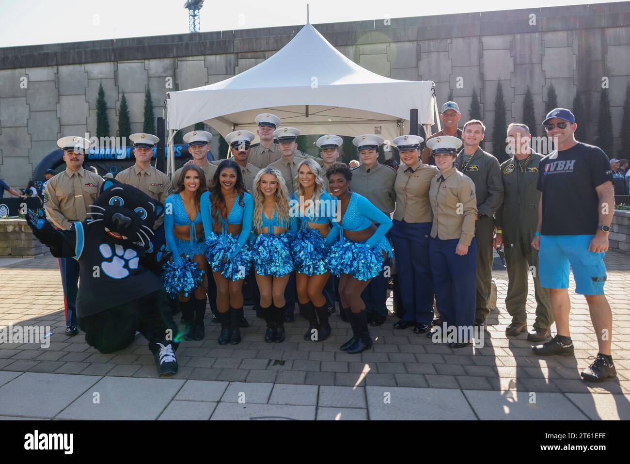 Charlotte, NC, USA: Le cheerleader dei Carolina Panthers posano per una foto con i membri delle forze Armate prima di una partita NFL tra i Carolina Panther Foto Stock