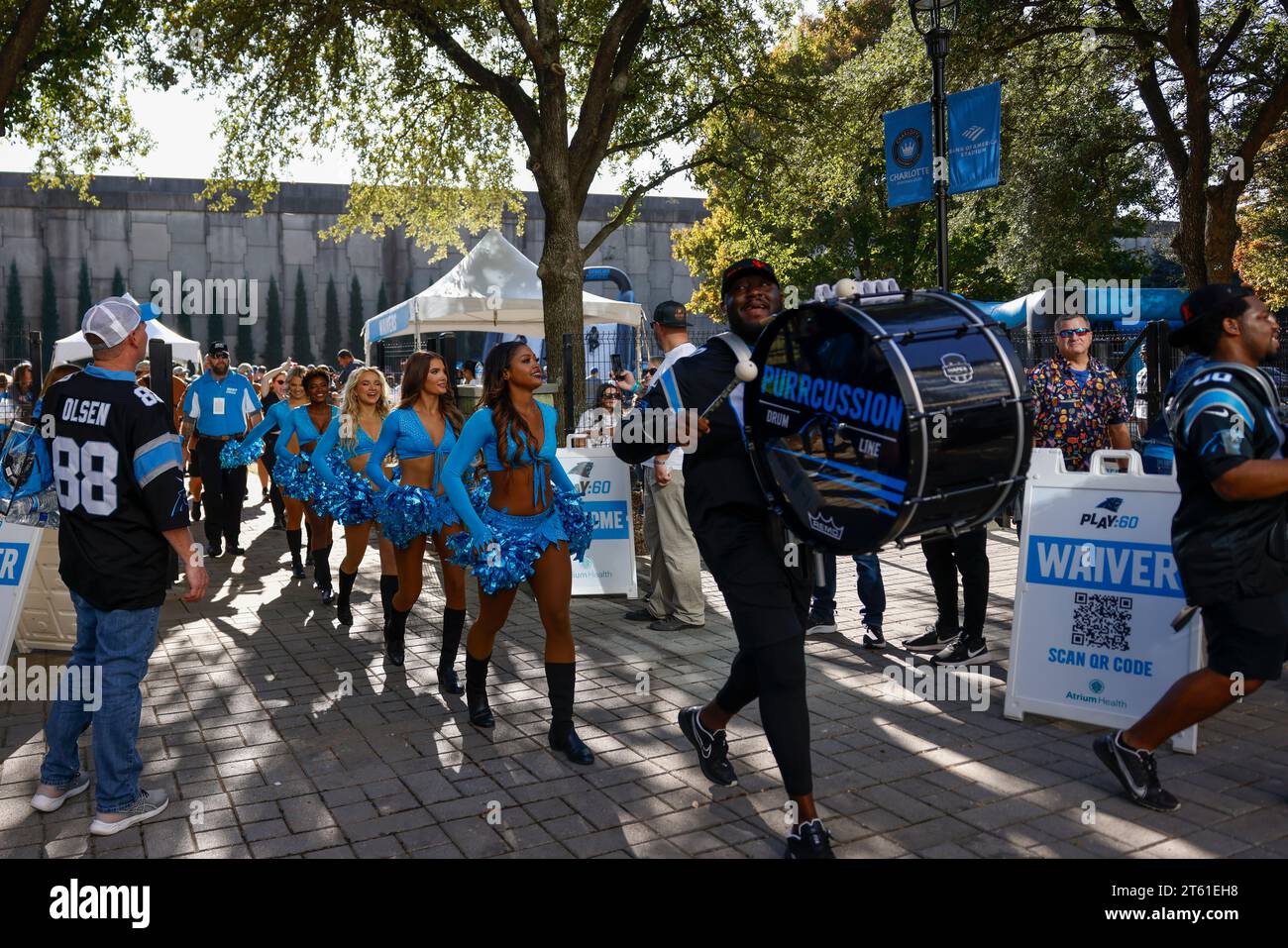 Charlotte, NC, USA: Le cheerleader dei Carolina Panthers marciano con la Purrcussion Drumline prima di una partita nella NFL contro gli Indianapolis Colts Bank of Amer Foto Stock
