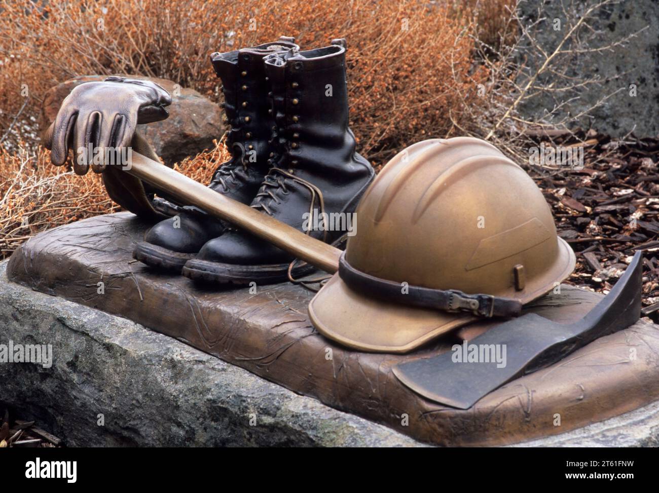 Vigili del fuoco Memorial presso Naches stazione di Ranger, Chinook Scenic Byway, Wenatchee National Forest, Washington Foto Stock
