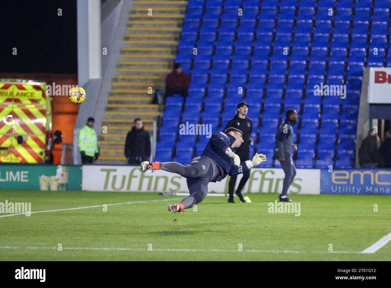 Shrewsbury, Regno Unito. 7 novembre 2023. Il portiere del Bolton, Nathan Baxter Warming Up, ha preceduto la partita EFL Sky Bet League 1 tra Shrewsbury Town e Bolton Wanderers a Croud Meadow, Shrewsbury, Inghilterra, il 7 novembre 2023. Foto di Stuart Leggett. Solo per uso editoriale, licenza necessaria per uso commerciale. Nessun utilizzo in scommesse, giochi o pubblicazioni di un singolo club/campionato/giocatore. Credito: UK Sports Pics Ltd/Alamy Live News Foto Stock