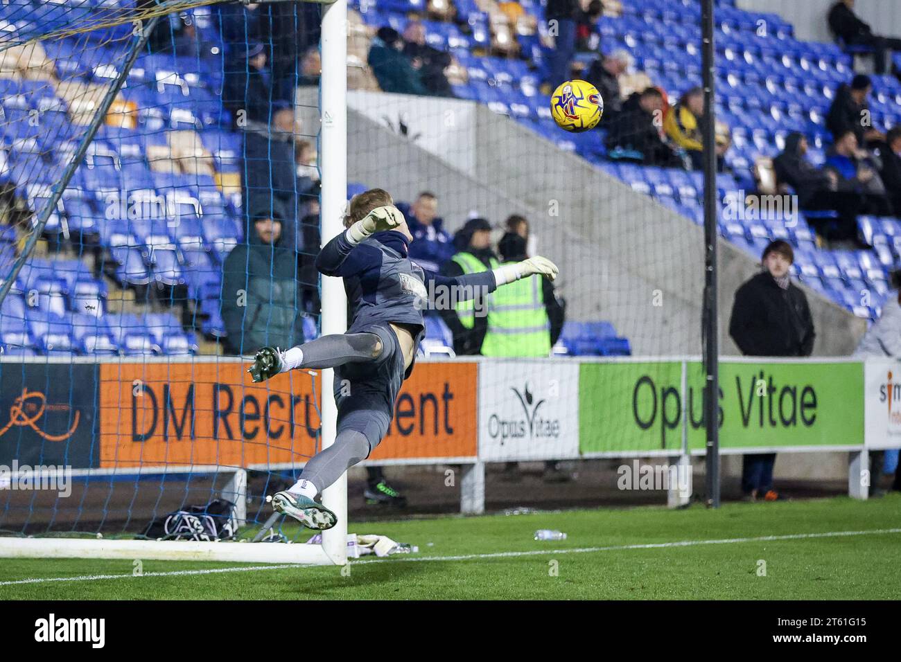 Shrewsbury, Regno Unito. 7 novembre 2023. Il portiere sostituto del Bolton si scalda davanti alla partita della EFL Sky Bet League 1 tra Shrewsbury Town e Bolton Wanderers a Croud Meadow, Shrewsbury, Inghilterra, il 7 novembre 2023. Foto di Stuart Leggett. Solo per uso editoriale, licenza necessaria per uso commerciale. Nessun utilizzo in scommesse, giochi o pubblicazioni di un singolo club/campionato/giocatore. Credito: UK Sports Pics Ltd/Alamy Live News Foto Stock